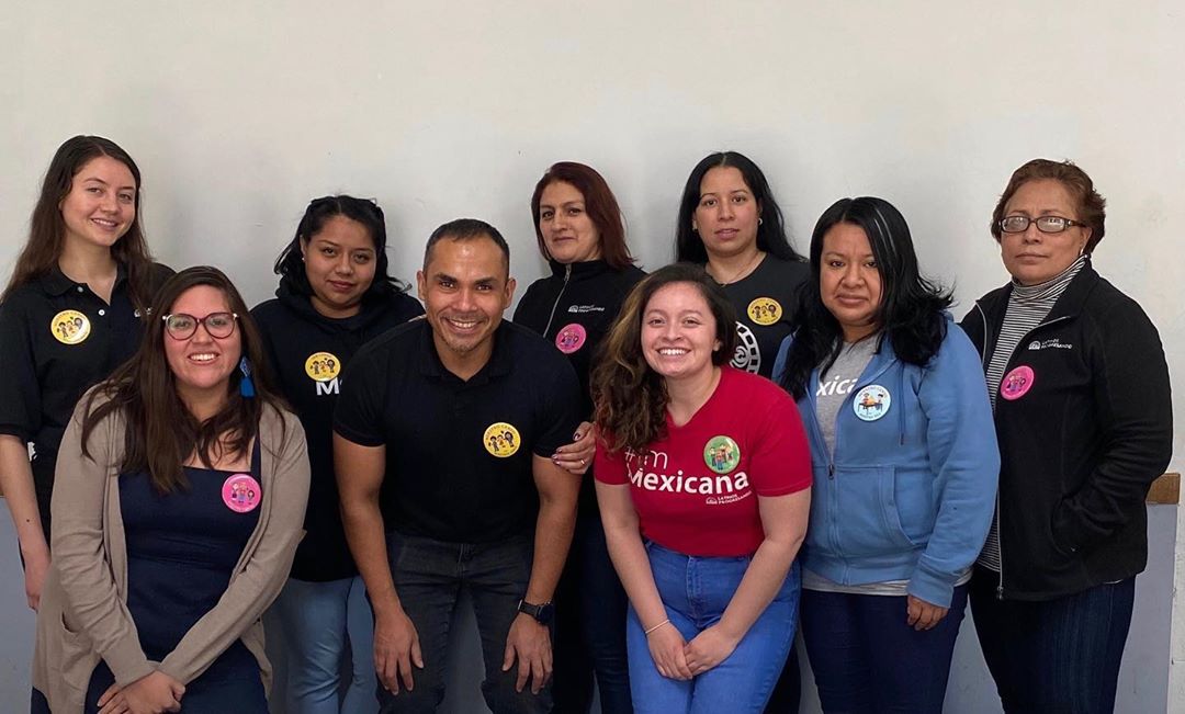 ¡Miren nuestros botones del Censo!
¡Asegúrese de revisar su correo! Las postales del Censo llegarán entre el 12 y el 20 de marzo. No se pierda la oportunidad de ser contado. #NuestroCenso
Check out our LP staff wearing their Census 2020 buttons!
Make sure you are checking your mail! Census postcards will be arriving between March 12-March 20. Don’t miss out on your chance to be counted. #OurCensus