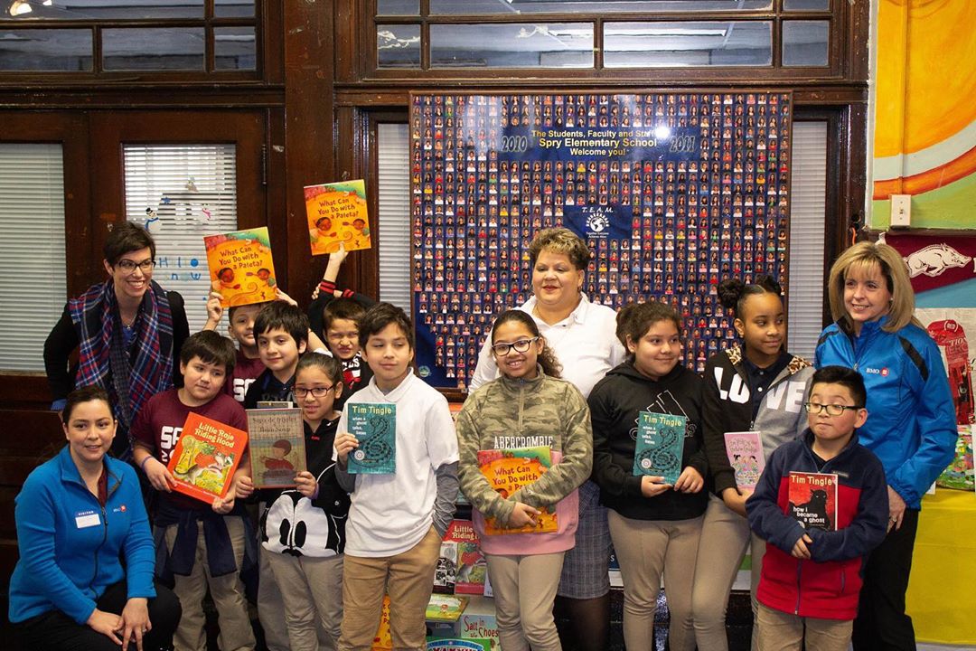 Thank you @bmoharrisbank and @unitedwaychi 
for joining students from John Spry and Kanoon Elementary for their 100th day of school celebration by delivering books!